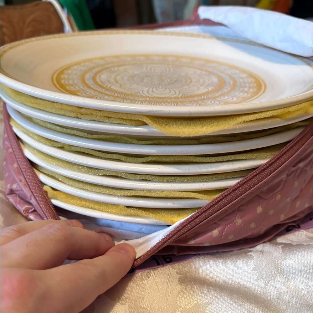 Vintage Pink Quilted Storage Bag and set of 7 Plates - Picture 6 of 7